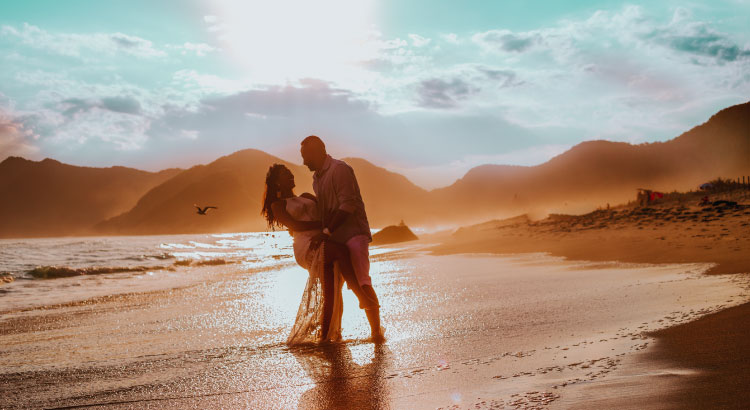 retired couple on beach who started saving early